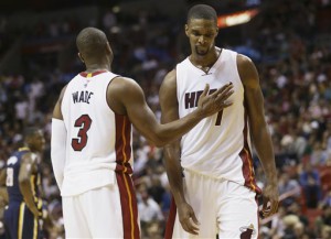 En esta foto del lunes 4 de enero de 2015, Dwyane Wade, del Heat de Miami, da una palmada en el pecho a su compañero Chris Bosh, durante un partido contra los Pacers de Indiana (AP Foto/Lynne Sladky)