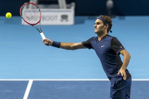 El suizo Roger Federer hace una devolución al kazajo Mikhail Kukushkin, durante un encuentro de la primera ronda del torneo de Basilea, el martes 27 de octubre de 2015 (Georgios Kefalas/Keystone via AP)