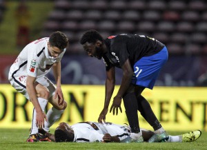 ROB01. Bucharest (Romania), 06/05/2016.- Dinamo Bucharest's Dorin Rotariu (L) and Victoria's Alexandru Buzbjuchi (R) give assistance to Dinamo's player Patrick Claude Ekeng (down), who collapsed during the play-off soccer match Dinamo Bucharest vs Victoria, counting for the Romanian Premier Soccer League, on National Arena Stadium in Bucharest, Romania, 06 May 2016. Cameroonian player Ekeng fell unconsciously without being touched by any other player seven minutes after he entered the match. 26-year old Ekeng died at hospital hours later, apparently he suffered a cardiogenic shock. (Bucarest, Rumanía) EFE/EPA/-