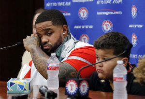 Prince Fielder (izquierda) se saca las lágrimas junto a su hijo Haven durante una rueda de prensa, el miércoles 10 de agosto de 2016. Fielder se retiró del béisbol debido a una lesión en el cuello. (AP Foto/Tony Gutierrez)