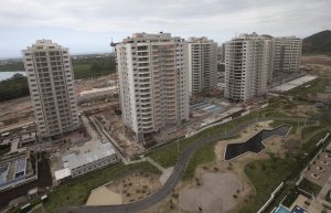 Esta foto del 23 de julio del 2015 muestra los edificios de apartamentos que forman la Villa de los Atletas en Río de Janeiro, Brasil. Los 10.500 deportistas en las Olimpiadas del año próximo van a a sentir personalmente los efectos de los recortes presupuestarios que afectan los juegos: Van a tener que pagar si quieren habitaciones con aire acondicionado. (Foto AP/Silvia Izquierdo)