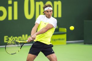 El español Rafael Nadal devuelve una pelota en un partido de dobles en el Abierto de Catar el lunes, 4 de enero de 2016, en Doha. (AP Photo/Alexandra Panagiotidou)