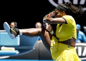 La estadounidense Serena Williams durante el partido contra la taiwanesa Hsieh Su-Wei por la segunda ronda del Abierto de Australia el miércoles 20 de enero de 2016. (AP Foto/Vincent Thian)