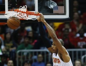 Al Horford (15) de los Hawks de Atlanta anota ante los Celtics de Boston el martes 19 de abril de 2016. (AP Photo/John Bazemore)