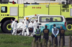 MED01. MEDELLÍN (COLOMBIA), 29/11/2016.- Autoridades transportan los cuerpos del avión accidentado de Lamia en el que viajaban futbolistas del equipo brasileño Chapecoense, en el hangar de la Gobernación de Antioquia en Medellín (Colombia) hoy, martes 29 de noviembre de 2016. Las autoridades colombianas redujeron hoy a 71 el número de fallecidos en el avión fletado por el club brasileño Chapecoense que se accidentó anoche cuando se aproximaba al aeropuerto de Medellín, ya que cuatro personas no embarcaron a última hora. EFE/MAURICIO DUEÑAS CASTAÑEDA