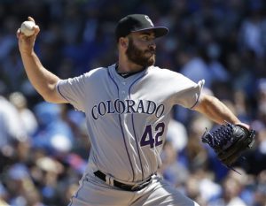 Chad Bettis, abridor de los Rockies de Colorado, lanza en la primera entrada del juego contra los Cachorros de Chicago, el viernes 15 de abril de 2016 (AP Foto/Nam Y. Huh)