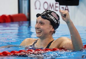 JJOO756. RÍO DE JANEIRO (BRASIL), 11/08/2016.- Katie ledecky de EE.UU. celebra al ganar la final femenina de los 800 metros estilo libre hoy, jueves 11 de agosto de 2016, durante las competencias de natación de los Juegos Olímpicos Río 2016, en el Estadio Olímpico Acuático del Parque Olímpico, en Río de Janeiro (Brasil). EFE/ESTEBAN BIBA