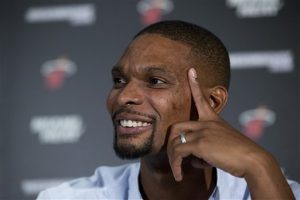 ARCHIVO _ En esta foto de archivo del 24 de septiembre de 2015, Chris Bosh, del Heat de Miami, sonríe durante una conferencia de prensa (AP Foto/Wilfredo Lee, archivo)