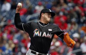 El abridor cubano José Fernández, de los Marlins de Miami, lanza en el tercer inning del juego ante los Nacionales de Washington el domingo 15 de mayo de 2016, en Washington. (AP Photo/Alex Brandon)