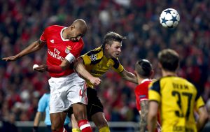 LBA01. LISBOA (PORTUGAL), 14/02/2017.- Luisao (i) de Benfica ante Lukasz Piszcek (c) del Borussia Dortmund durante el partido de ida de los octavos de final de la Liga de Campeones de la UEFA hoy, 14 de febrero de 2017, en el estadio Luz de Lisboa. EFE/TIAGO PETINGA