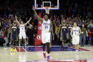 Joel Embiid, de los 76ers de Filadelfia, celebra el triunfo de su equipo 109-105 sobre los Pacers de Indiana el viernes 11 de noviembre de 2016 en Filadelfia. (AP Foto/Matt Slocum)