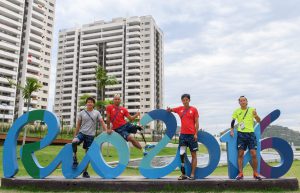 BRA10. RÍO DE JANEIRO (BRASIL), 06/09/2016. Fotografía cedida de los atletas japoneses Keita Sato, Atsushi Yamamoto, Toro Suzuki y Hajimu Ashida posando hoy, martes 6 de septiembre de 2016, en la Villa Paralímpica de Río de Janeiro (Brasil). Los juegos paralímpicos de Río 2016 se llevarán acabo entre el 7 y el 18 de septiembre. EFE/THOMAS LOVELOCK for OIS/IOC / HANDOUT/SOLO USO EDITORIAL/NO VENTAS