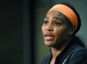 En esta foto de archivo del 20 de marzo de 2015, Serena Williams habla en conferencia de prensa tras retirarse de un partido contra Simona Halep en el torneo de Indian Wells, California.  (AP Photo/Mark J. Terrill, File)