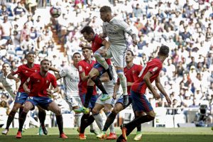 GRA284 MADRID, 10/09/2016.- El defensa del Real Madrid Sergio Ramos (i) ante los jugadores del Osasuna durante el partido de la tercera jornada de Liga que disputan frente al Osasuna en el estadio Santiago Bernabéu de Madrid. EFE/Emilio Naranjo