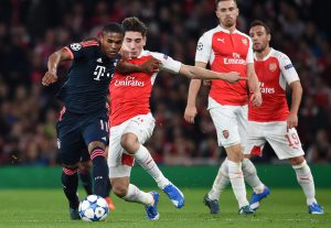 ARA01. LONDRES (REINO UNIDO), 20/10/2015.- Douglas Costa (i) del Bayern Munich ante Hector Bellerin (2i) del Arsenal hoy, martes 20 de octubre de 2015, durante un partido del Grupo F de la Liga de Campeones de la UEFA en el estadio Emirates de Londres (Reino Unido). EFE/ANDY RAIN