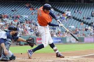 Carlos Correa de los Astros de Houston conecta un jonrón ante los Marineros de Seattle el viernes 6 de mayo de 2016. (AP Photo/Eric Christian Smith)