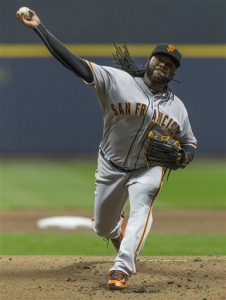 Johnny Cueto de los Gigantes de San Francisco lanza ante los Cerveceros de Milwaukee el martes 5 de abril de 2016. (AP Photo/Tom Lynn)