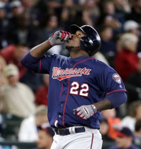 El dominicano de los Mellizos de Minnesota, Miguel Sanó, celebra luego de conectar jonrón en el cuarto inning del duelo ante los Marineros de Seattle el domingo 29 de mayo de 2016 en Seattle.  (AP Foto/Elaine Thompson)