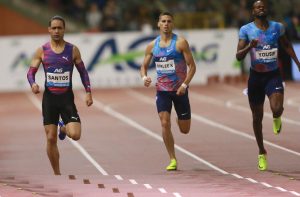 HO1. Brussels (Belgium), 01/09/2017.- Luguelin Santos (L) of Dominican Republic in action to win the Men's 400m men race at the Memorial Van Damme IAAF Diamond League international athletics meeting in Brussels, Belgium, 01 September 2017. (República Dominicana, Bruselas, Bélgica, 400 metros) EFE/EPA/OLIVIER HOSLET