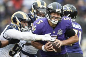 Joe Flacco, de los Ravens de Baltimore, es capturado por aaron Donald, defensive tackle de los Rams de San Luis, en el partido del domino 22 de noviembre de 2015 (AP Foto/Gail Burton)