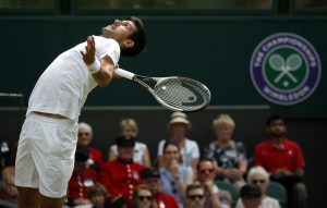El serbio Novak Djokovic, realiza su saque en un encuentro ante el eslovaco Martin Klizan, correspondiente a la primera ronda de Wimbledon, el martes 4 de julio de 2017 (AP Foto/Alastair Grant)