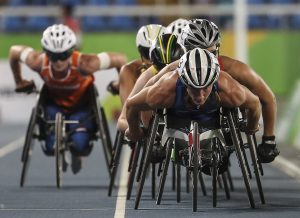 BRA17. RÍO DE JANEIRO (BRASIL), 12/09/2016.- El atleta estadounidense Aaron Pike, lidera la prueba 1500m T54 hoy, lunes 12 de septiembre de 2016, durante los Juegos Paralímpicos Río 2016 en Río de Janeiro (Brasil). EFE/Antonio Lacerda