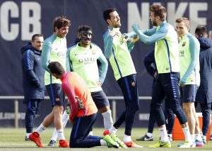 GRA214. SANT JOAN D'ESPÍ (BARCELONA), 28/02/2017.- (De izq. a drch.) Los jugadores del FC Barcelona, Sergi Roberto, Jordi Masip, Rafinha Alcántara, Sergi Busquets, Gerard Piqué y Lucas Digne, durante el entrenamiento que el equipo azulgrana ha rtealizado hoy en la ciudad deportiva Joan Gamper para preparar el partido de Liga que mañana disputará ante el Sporting de Gijón en el Camp Nou. EFE/Alberto Estévez