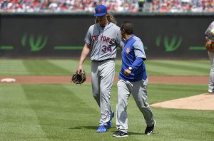 El abridor Noah Syndergaard (34), de los Mets de Nueva York, sale del partido ante los Nacionales de Washington en el segundo inning por lesión, el domingo 30 de abril de 2017, en Washington. (AP Foto/Nick Wass)