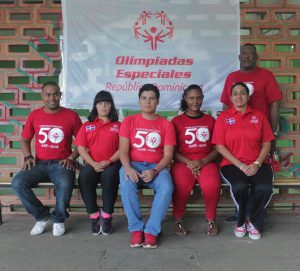 4-atletas-jose-arias-maria-campollo-eli-vargas-daniela-fortuna-junto-a-julio-gomez-entrenador-de-natacion